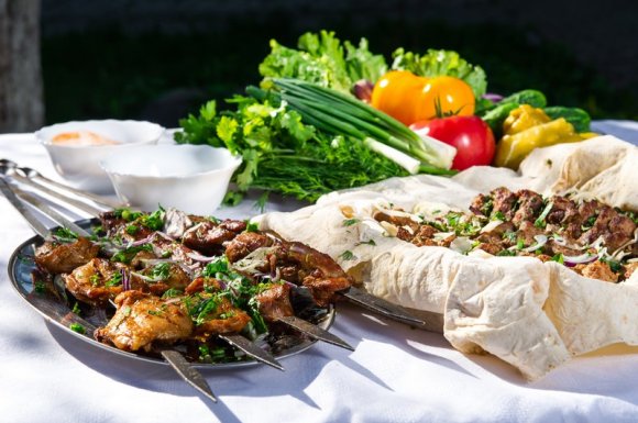 Vente de brochettes de viande avec frites à emporter Chambéry