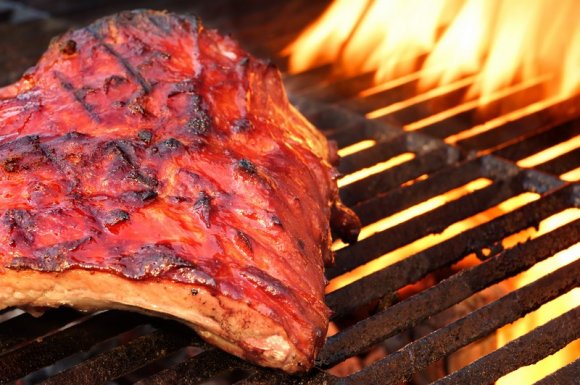 Manger de la viande grillée au feu de bois Chambéry
