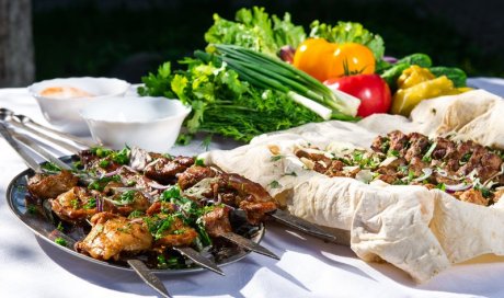 Vente de brochettes de viande avec frites à emporter Chambéry